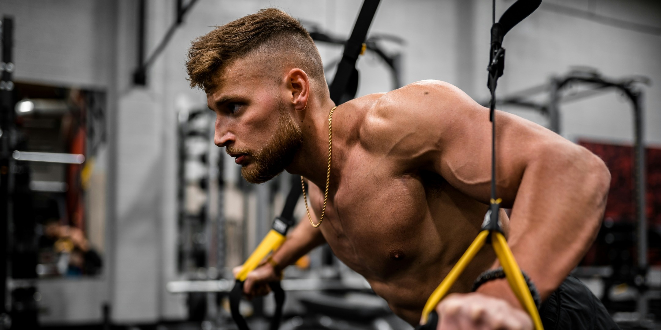 Stark kille som tränar på ett gym